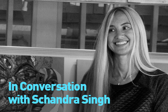 B&B Italia의 고급스러운 소파가 놓인 모던한 거실 인테리어