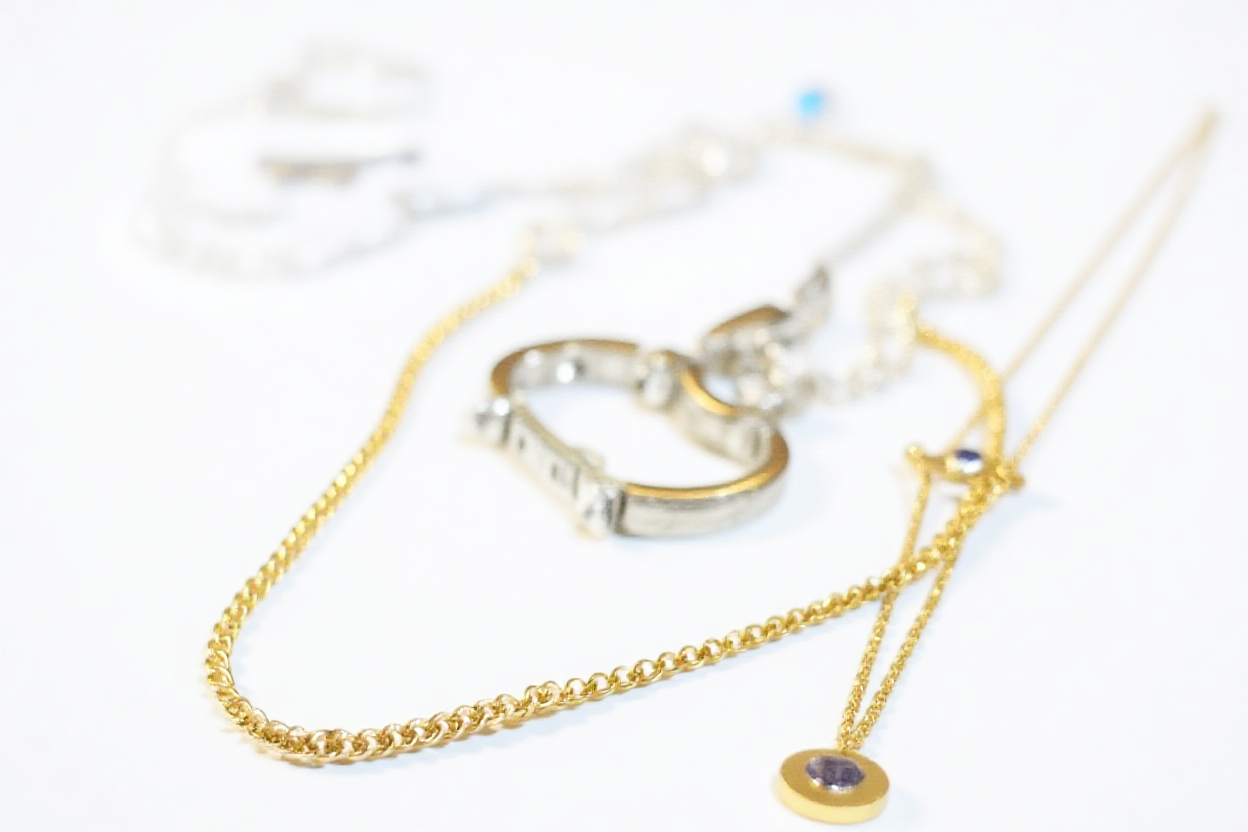 포인트 펜던트 목걸이와 심플 체인 목걸이 레이어드 스타일링의 실사 이미지