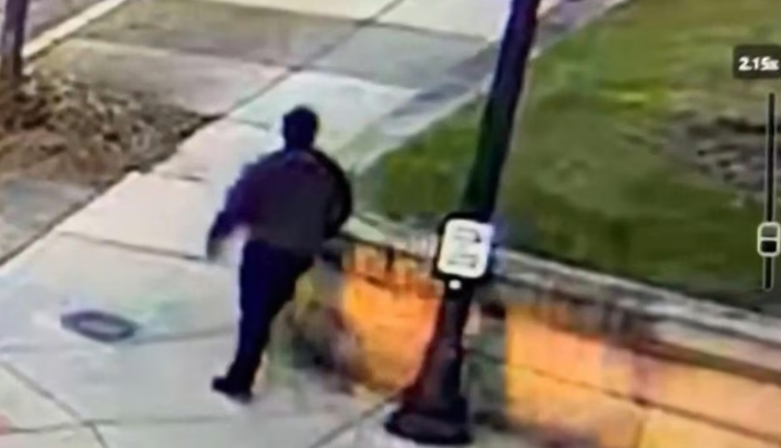 스마트폰으로 코레일톡 앱을 사용하여 설날 기차표를 예매하는 모습