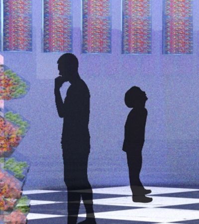 노트북으로 사이버대학교 심리학 강의를 들으며 공부하는 중년 여성