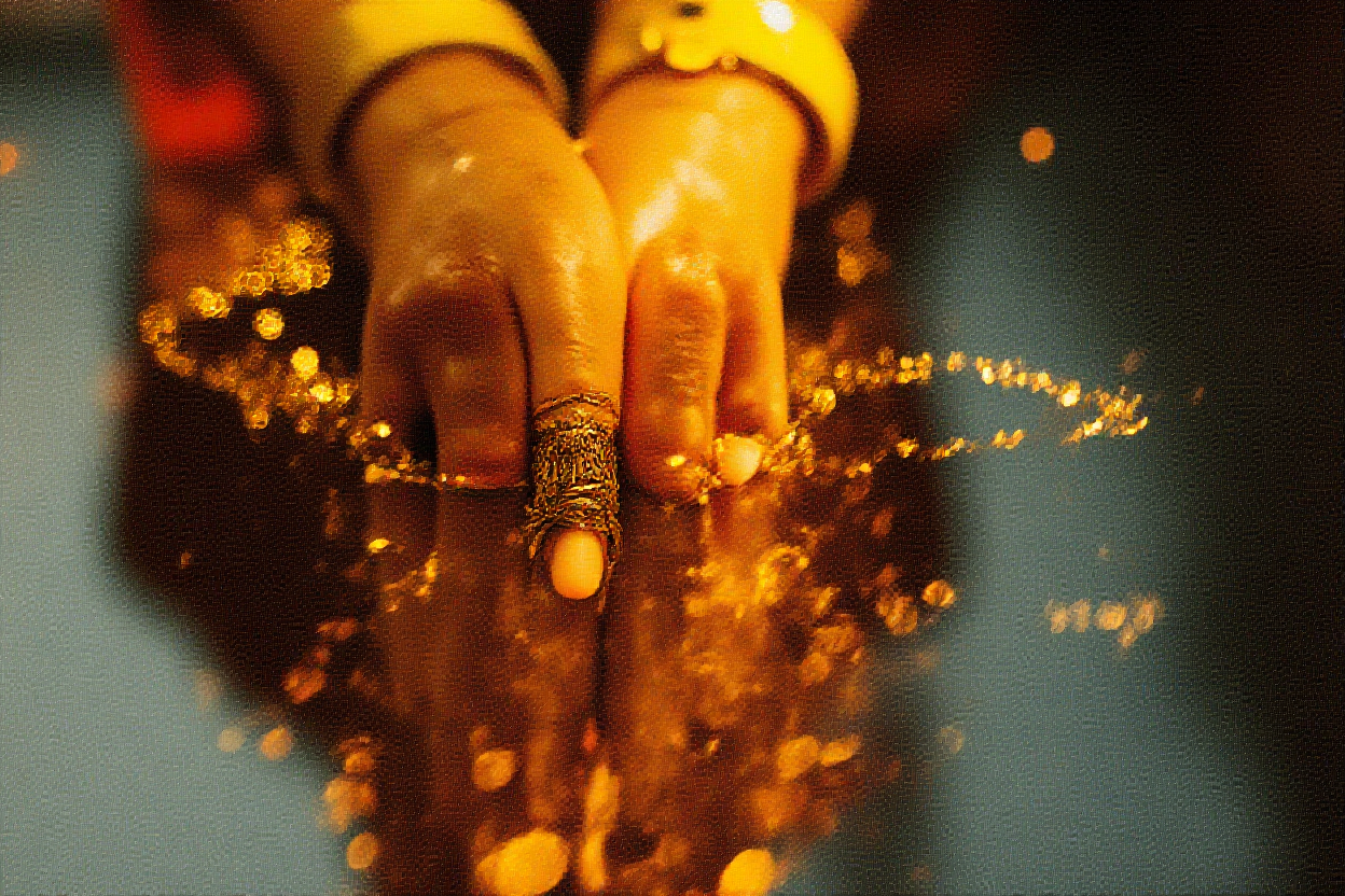 중장년 여성이 옐로 골드와 로즈 골드 주얼리를 레이어링하여 우아하게 착용한 모습