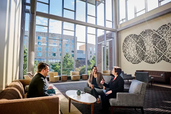 은퇴 후 사이버대학에서 온라인 학습을 하며 미소 짓는 시니어 남성