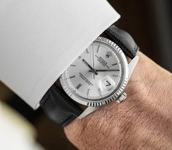 까르띠에 레드 케이스 옆에 놓인 골드 러브 팔찌