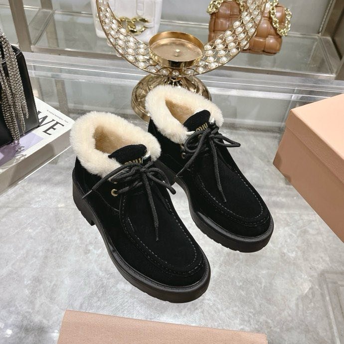 2026년 명품 신발 트렌드를 보여주는 미우미우 새틴 스니커즈와 우아한 로퍼 컬렉션