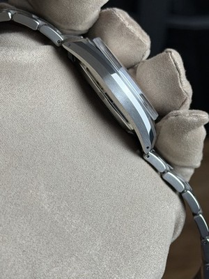 그랜드 세이코 SBGX263 쿼츠 시계와 SBGA293 스프링 드라이브 시계가 나란히 놓여있는 모습