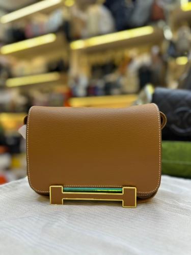 다양한 명품 가방들이 진열되어 있는 모습