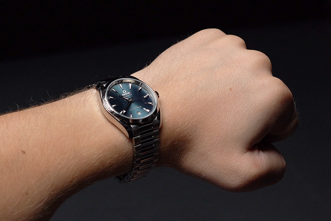 고급스러운 남성 명품 시계가 손목에 채워져 있는 모습