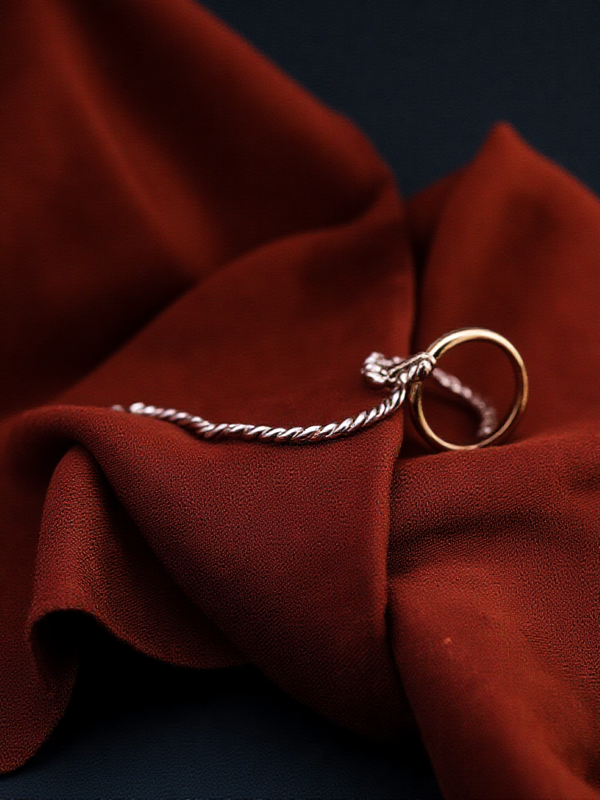 정교한 디자인과 우아한 구도의 명품 주얼리 반지 클로즈업 사진