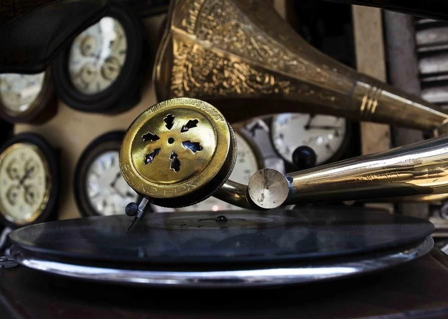 다양한 종류의 스포츠 카드들이 투명 케이스에 담겨 진열된 모습