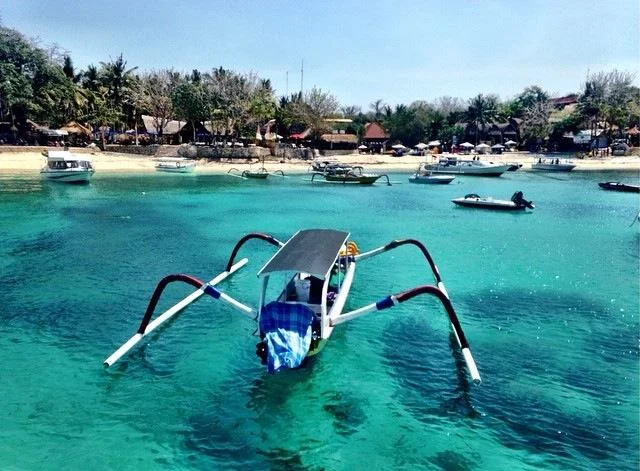 산우르 발리 지역의 열대 스타일 저렴한 숙소 외관과 주변 환경