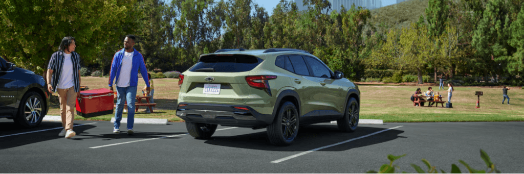 Volvo EX60와 Tesla Model Y 중형 전기 SUV의 안전성 비교를 시각적으로 보여주는 이미지