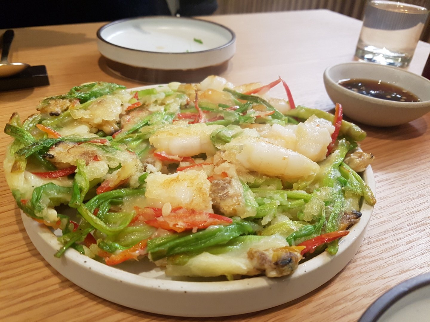 한국 시외버스 터미널 주변의 맛집에서 맛있는 음식을 즐기는 모습