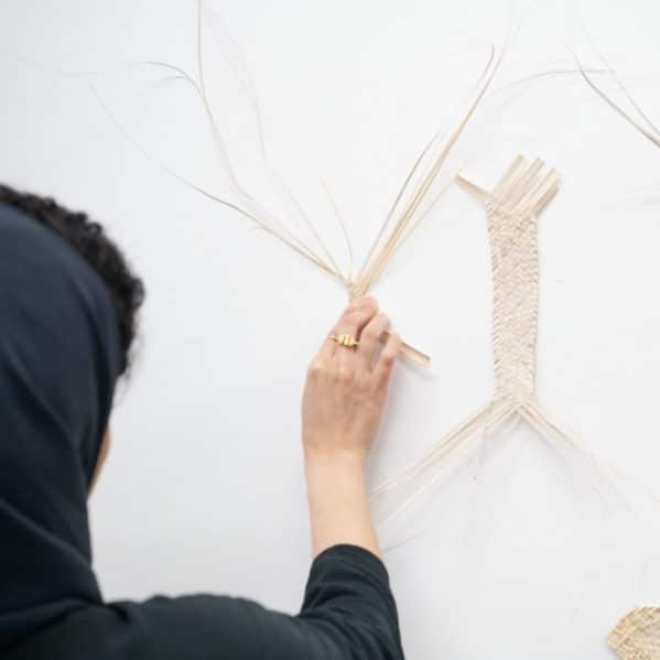 B&B 이탈리아 쇼룸에 전시된 카멜레온다 소파와 고급스러운 인테리어