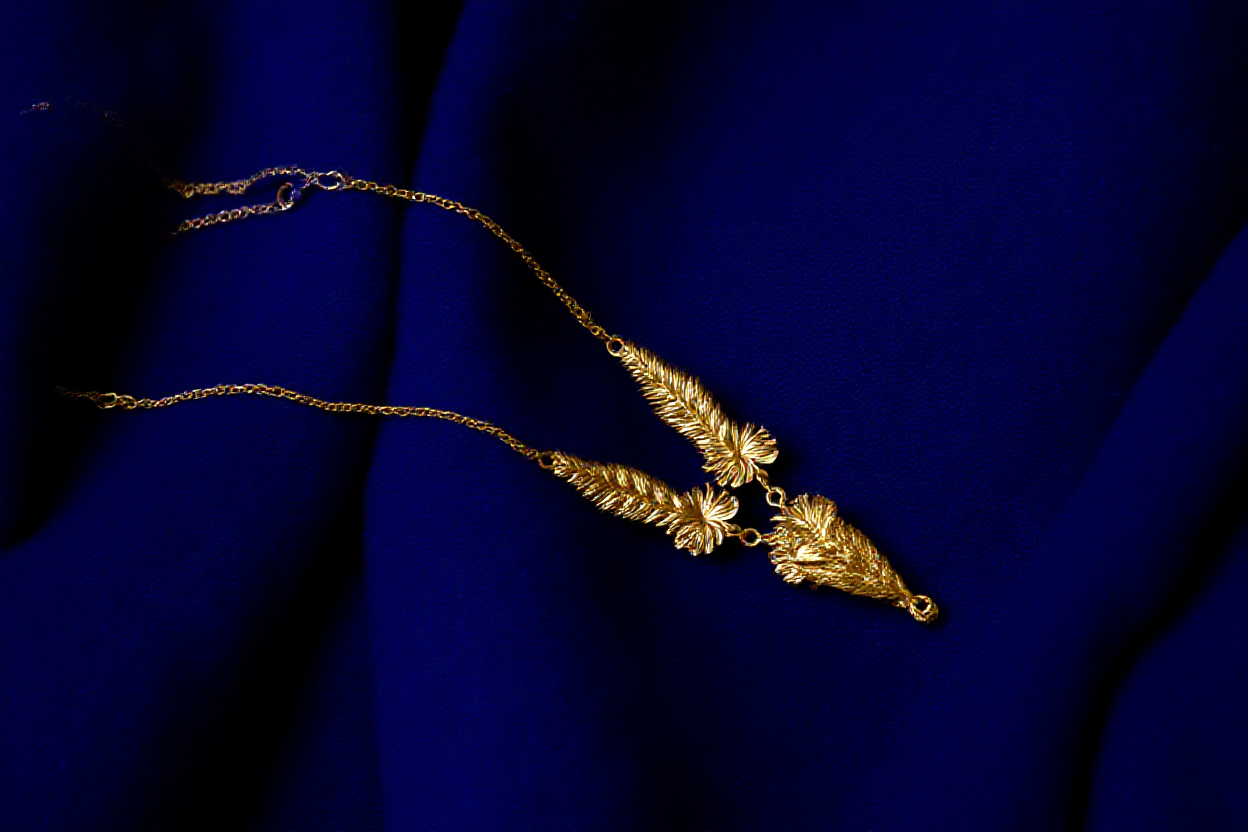 중장년 여성의 따뜻한 피부톤과 라이프스타일에 어울리는 노란색과 로즈골드 주얼리를 착용한 우아한 모습