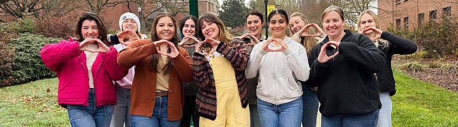 은퇴 후 심리 상담사로 활동하며 보람을 느끼는 시니어의 모습