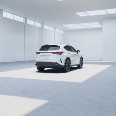 도로에서 주행 중인 2022년형 렉서스 NX 350h 하이브리드 SUV의 외관 모습