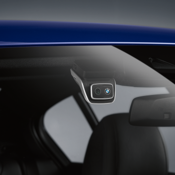 쿼츠 무브먼트와 기계식 무브먼트의 내부 구조를 비교하는 이미지