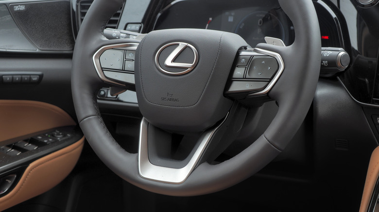 2022년형 렉서스 NX 350h 하이브리드 SUV의 하이브리드 기술과 엔진 클로즈업 이미지