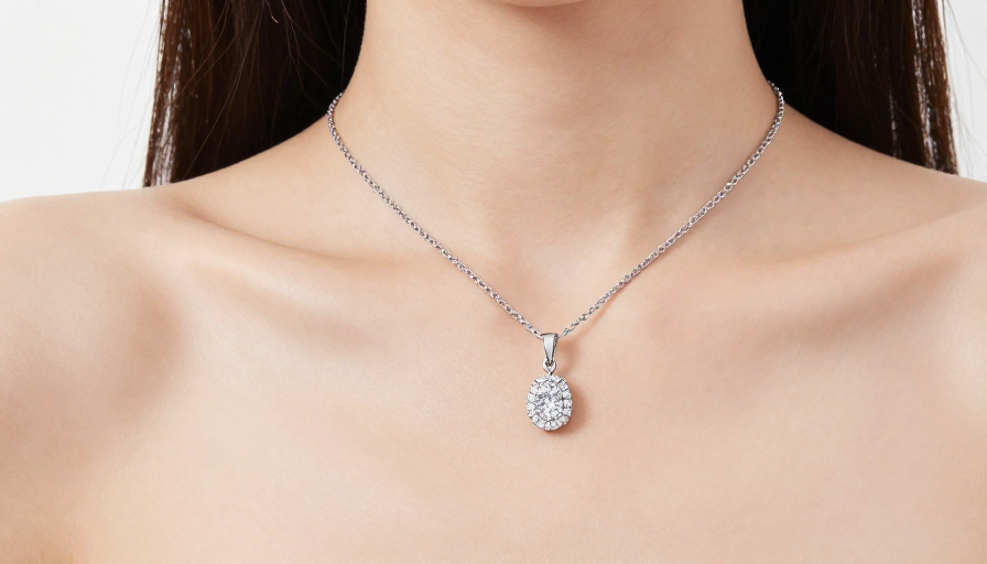 다양한 명품 주얼리 브랜드의 목걸이와 반지가 진열된 모습