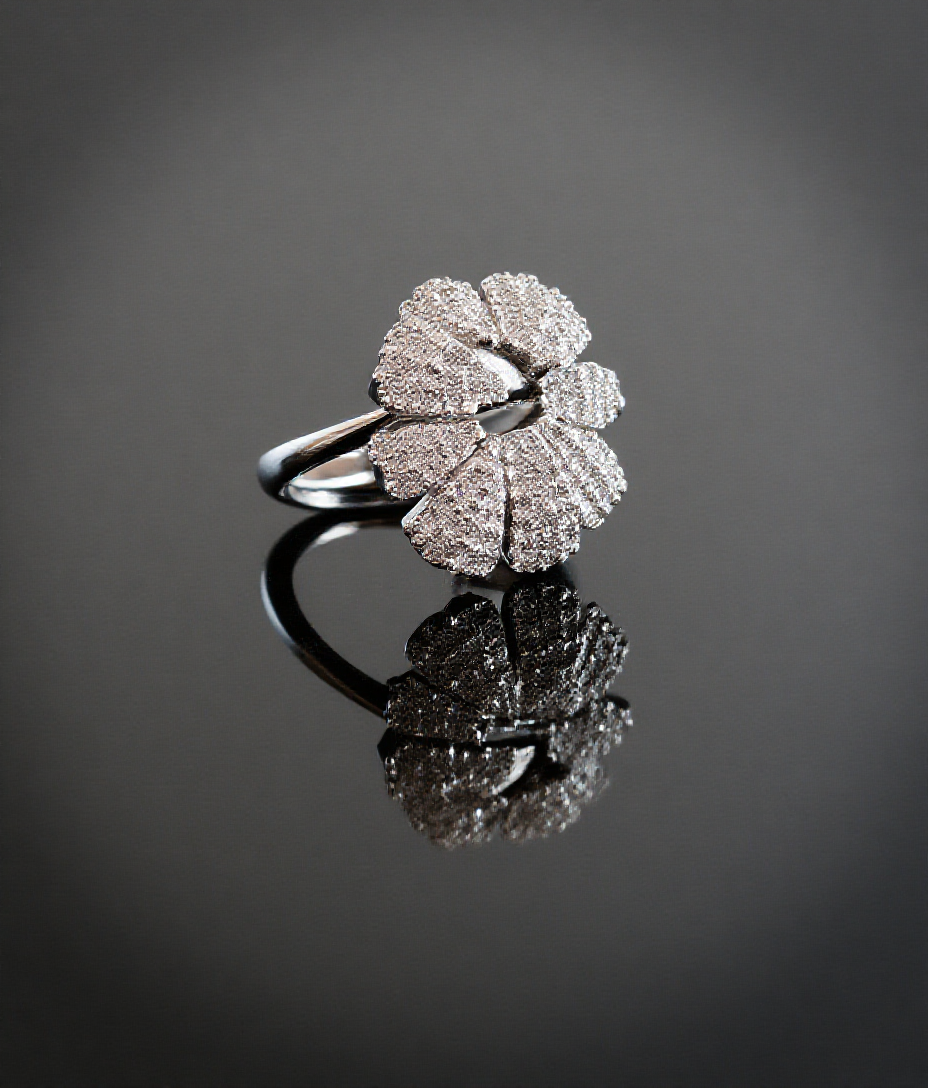 부드러운 자연광 아래 18K 골드 까르띠에 러브 링을 착용한 손