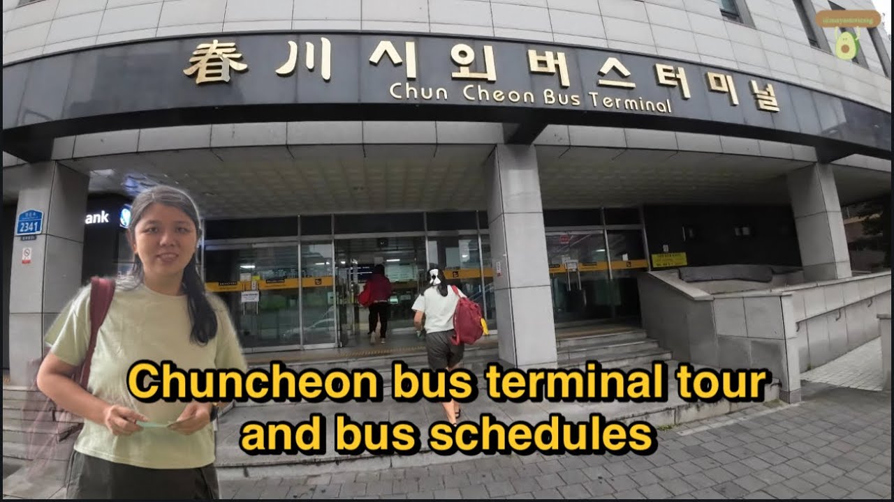 한국 시외버스 터미널에 위치한 넓은 주차장 전경